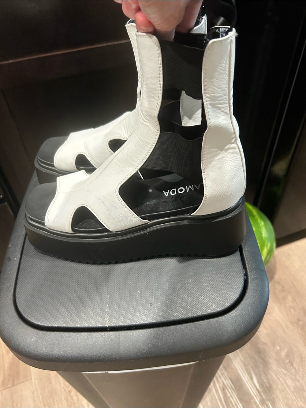 Moda White and Black Cutout Platform Sandals. Size 9.